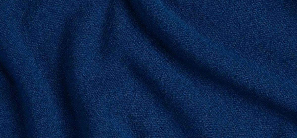COLOR OF THE MONTH – syvänsininen