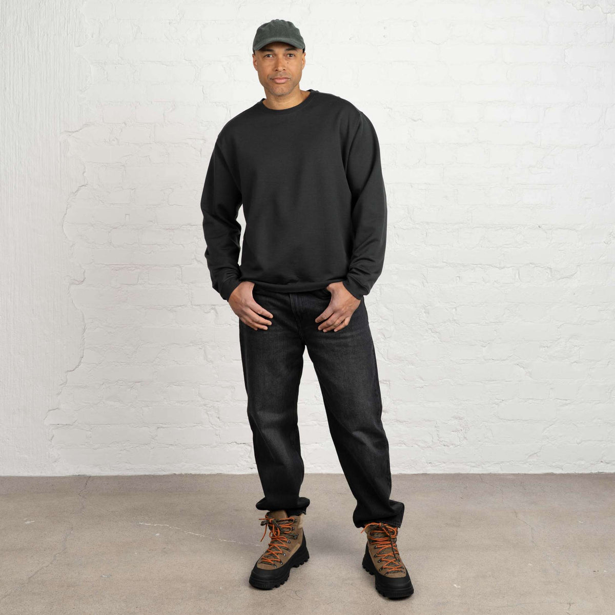 North Outdoor Hugo merinofleecepusero M värissä graniitinharmaa, mulesing-vapaa merinovilla. Suunniteltu Suomessa. - Malli on 187 cm ja käyttää kokoa XL