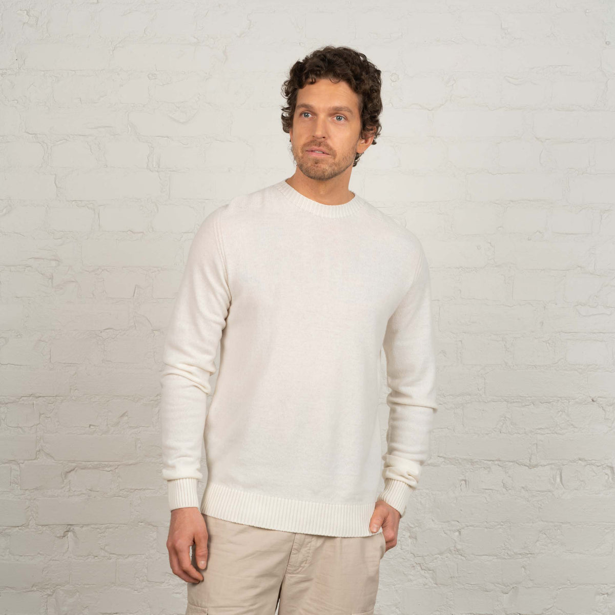 North Outdoor Kuru men's merino knit sweater in snow white mulesing-free merino wool. Made in Finland. - Model is 191 cm and wears size XL