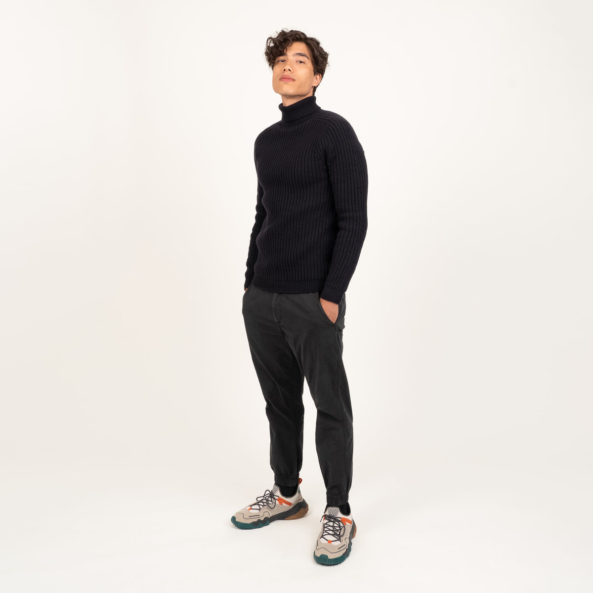 North Outdoor Hehku miesten merino poolopaita värissä hiilenmusta, mulesing-vapaa merinovilla. Valmistettu Suomessa. - Malli on 186 cm ja käyttää kokoa M
