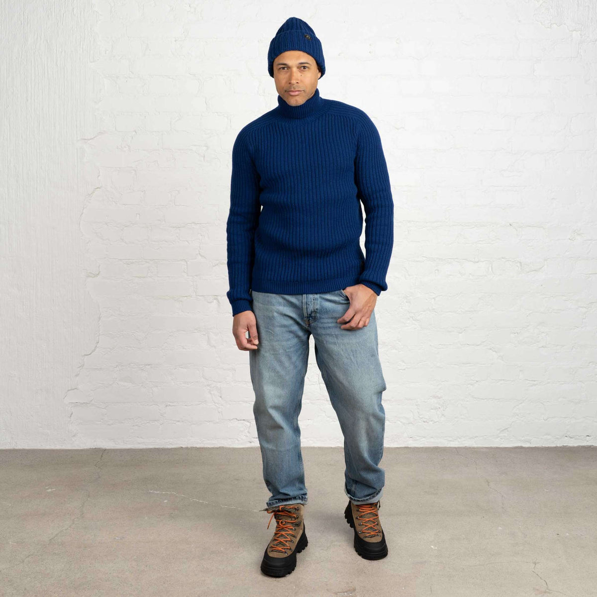 North Outdoor Hehku miesten merino poolopaita värissä syvänsininen, mulesing-vapaa merinovilla. Valmistettu Suomessa. - Malli on 187 cm ja käyttää kokoa XL