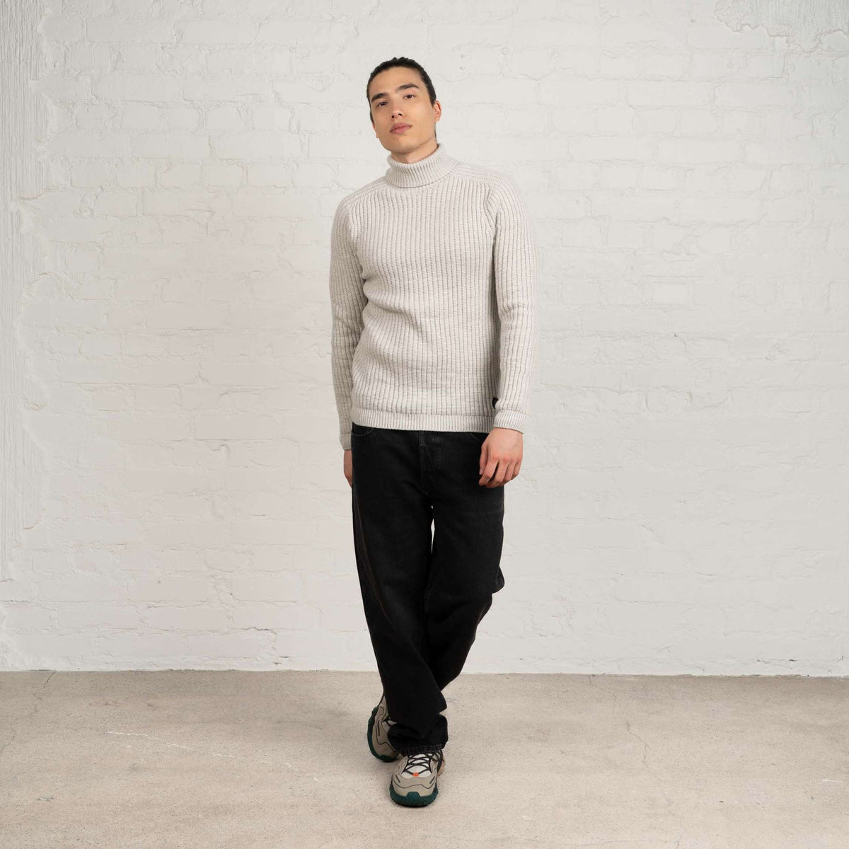 North Outdoor Hehku miesten merino poolopaita värissä puuronharmaa, mulesing-vapaa merinovilla. Valmistettu Suomessa. - Malli on 185 cm ja käyttää kokoa L