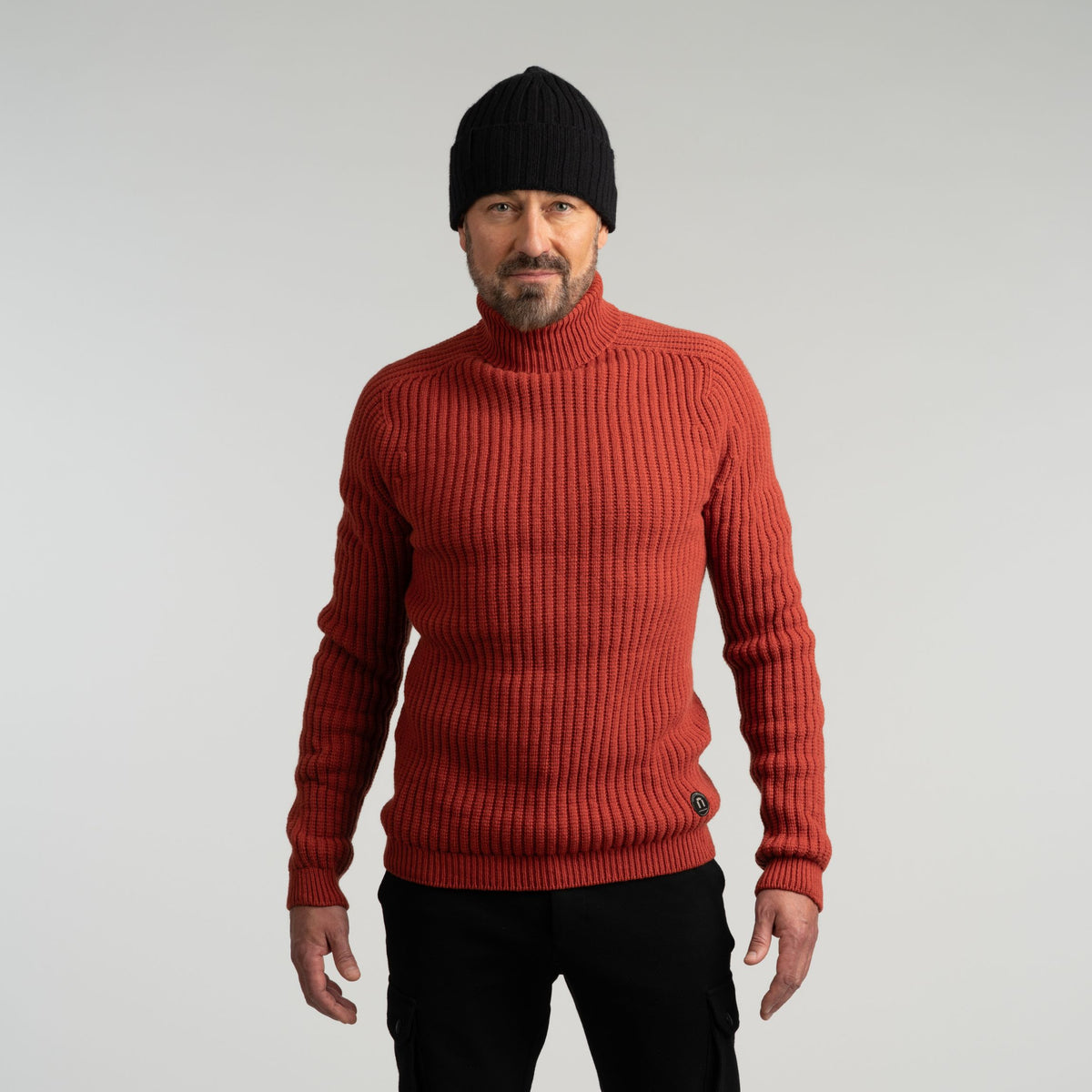 North Outdoor Hehku miesten merino poolopaita värissä terrakotta, mulesing-vapaa merinovilla. Valmistettu Suomessa. - Malli on 181 cm ja käyttää kokoa L
