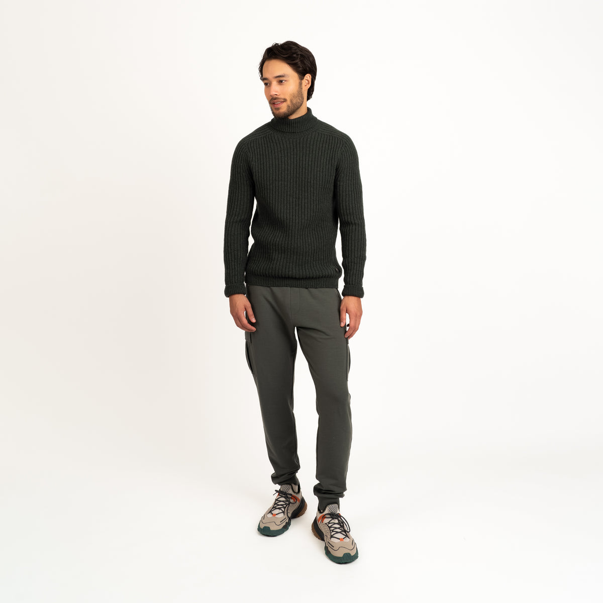 North Outdoor Hehku miesten merino poolopaita värissä nokkonen, mulesing-vapaa merinovilla. Valmistettu Suomessa. - Malli on 187 cm ja käyttää kokoa L