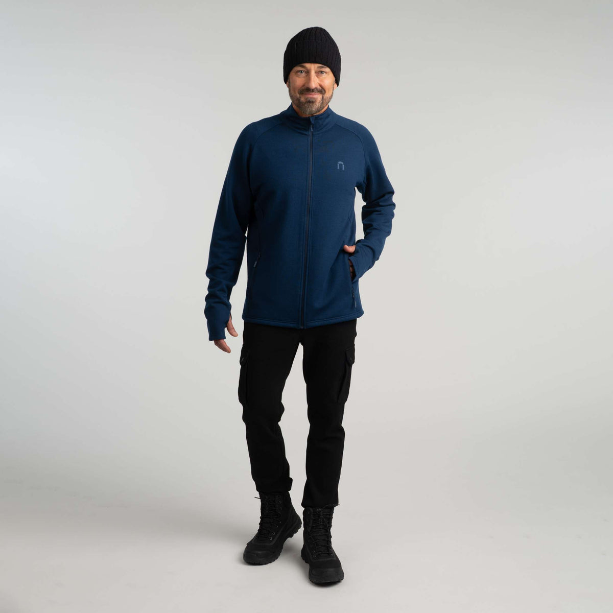 North Outdoor Peter miesten merinofleecetakki värissä tumma mustikka, mulesing-vapaa merinovilla. Suunniteltu Suomessa. - Malli on 181 cm ja käyttää kokoa L