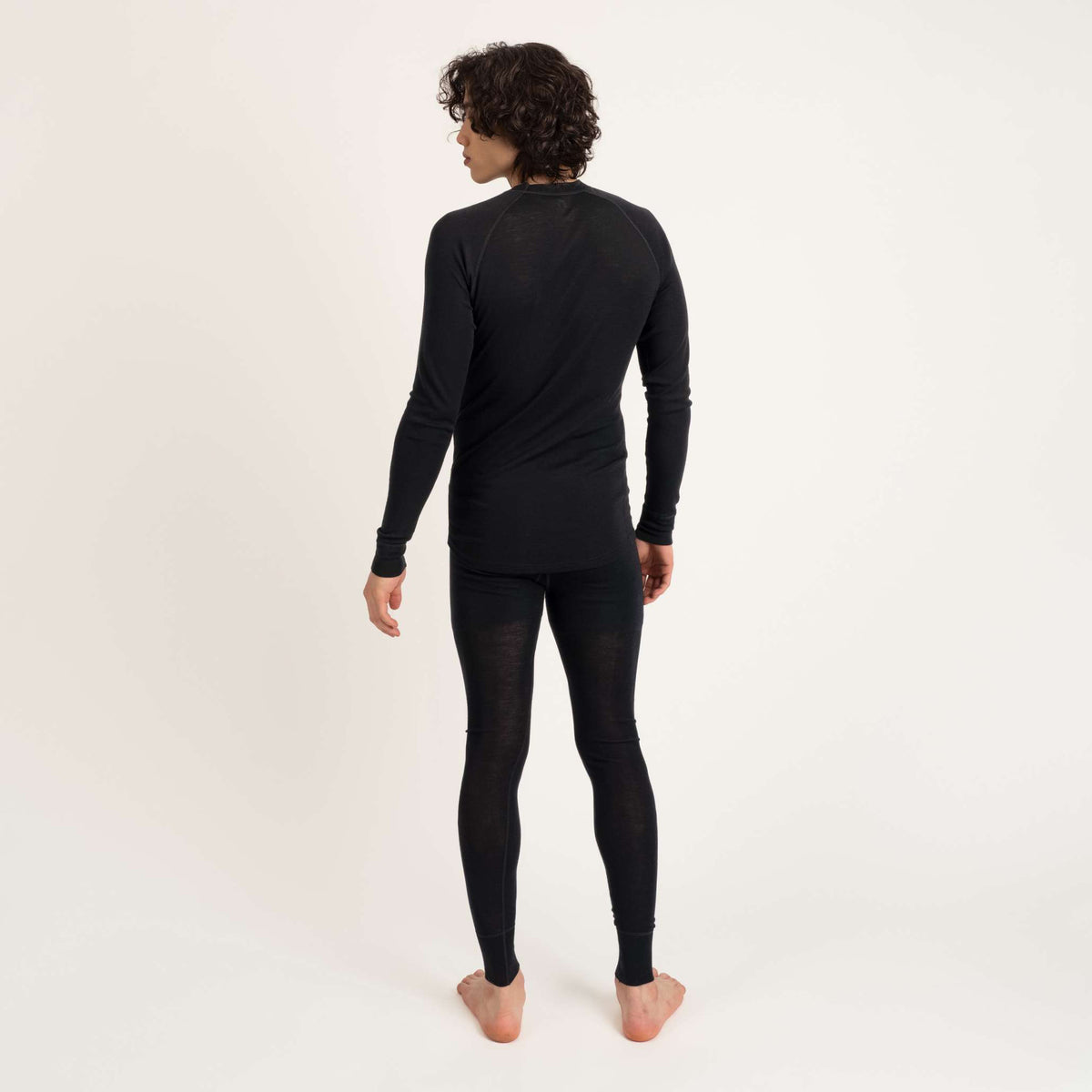 North Outdoor Multi Action miesten merino kerrastosetti värissä musta, mulesing-vapaa merinovilla. Suunniteltu Suomessa. -