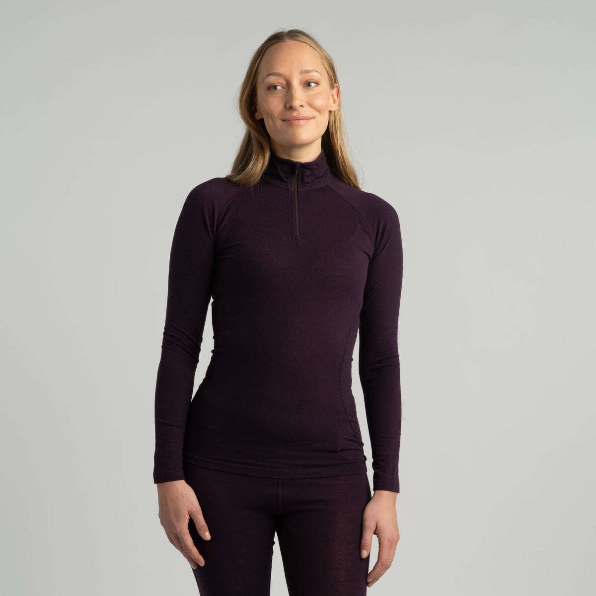 North Outdoor Motion 150 naisten aluskerroksen merinovetoketjupoolo värissä munakoiso, mulesing-vapaa merinovilla. Suunniteltu Suomessa. - Malli on 174 cm ja käyttää kokoa S