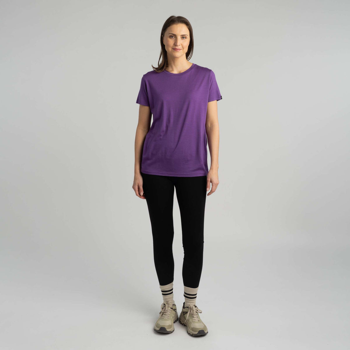 North Outdoor Lisa naisten merino T-paita värissä violetti, mulesing-vapaa merinovilla. Suunniteltu Suomessa. - Malli on 175 cm ja käyttää kokoa S