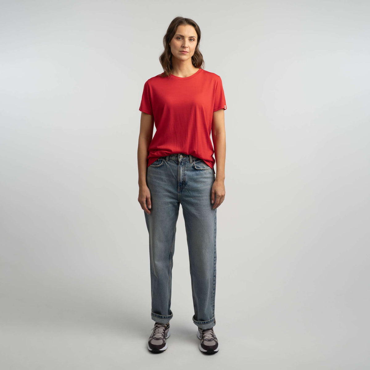 North Outdoor Lisa merino T-paita W värissä unikonpunainen, mulesing-vapaa merinovilla. Suunniteltu Suomessa. - Malli on 175 cm ja käyttää kokoa S