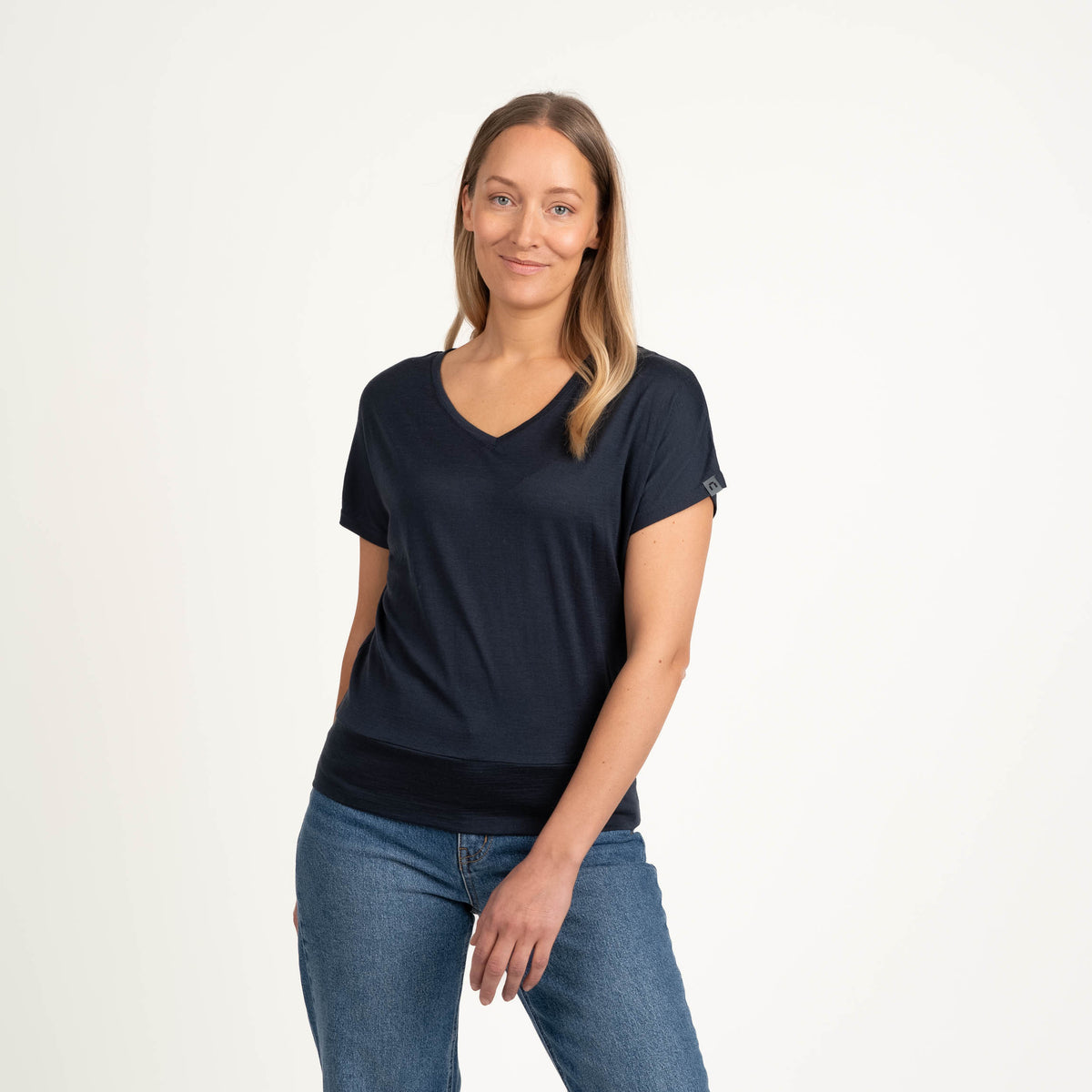 North Outdoor Eva merino T-paita W värissä indigonsininen, mulesing-vapaa merinovilla. Suunniteltu Suomessa. - Malli on 174 cm ja käyttää kokoa S