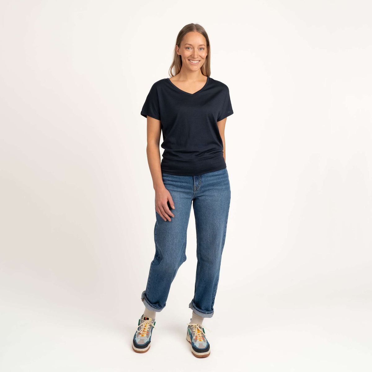North Outdoor Eva merino T-paita W värissä indigonsininen, mulesing-vapaa merinovilla. Suunniteltu Suomessa. - Malli on 174 cm ja käyttää kokoa S