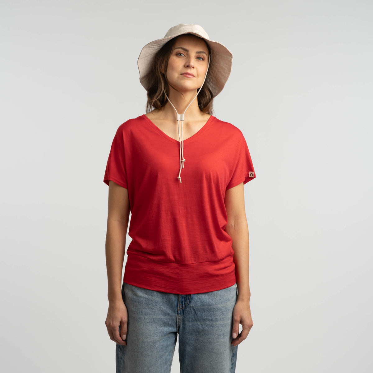 North Outdoor Tričko Eva merino W ve barvě mákově červené, bez mulesingu merino vlna. Navrženo ve Finsku. - Modelka měří 175 cm a nosí velikost S