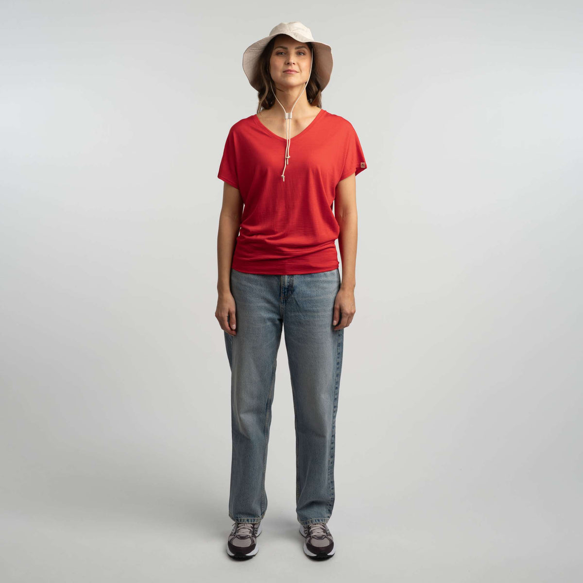 North Outdoor Tričko Eva merino W ve barvě mákově červené, bez mulesingu merino vlna. Navrženo ve Finsku. - Modelka měří 175 cm a nosí velikost S