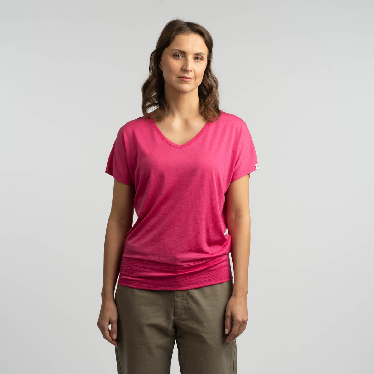 North Outdoor Eva merino T-paita W värissä pinkki, mulesing-vapaa merinovilla. Suunniteltu Suomessa. - Malli on 175 cm ja käyttää kokoa M