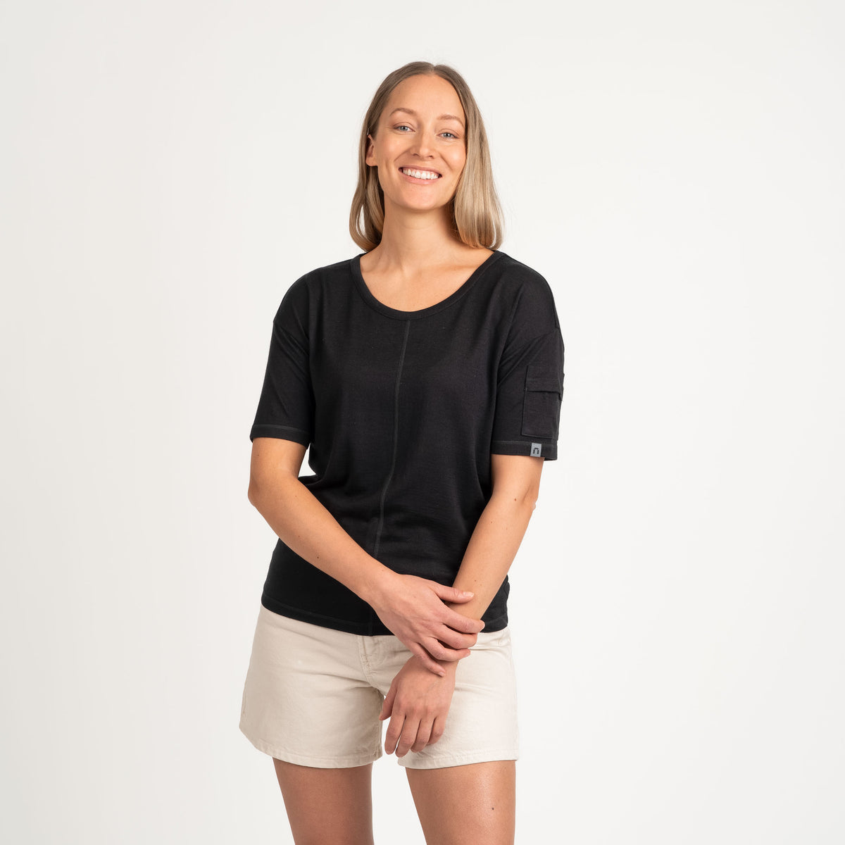 North Outdoor Joy merino T-paita W värissä musta, mulesing-vapaa merinovilla. Suunniteltu Suomessa. - Malli on 174 cm ja käyttää kokoa S
