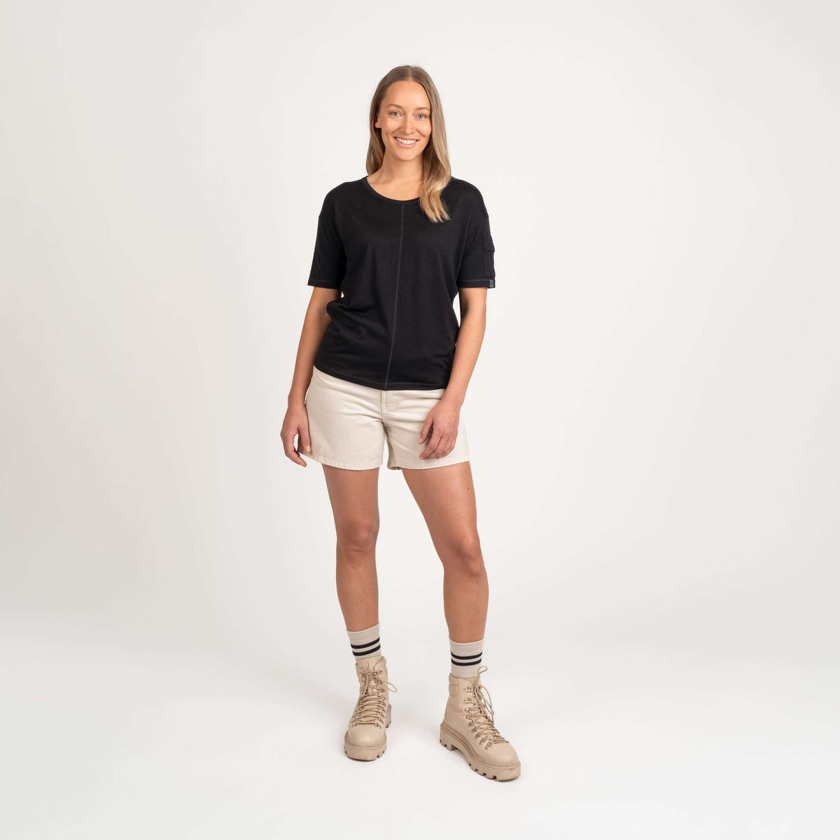 North Outdoor Joy merino T-paita W värissä musta, mulesing-vapaa merinovilla. Suunniteltu Suomessa. - Malli on 174 cm ja käyttää kokoa S