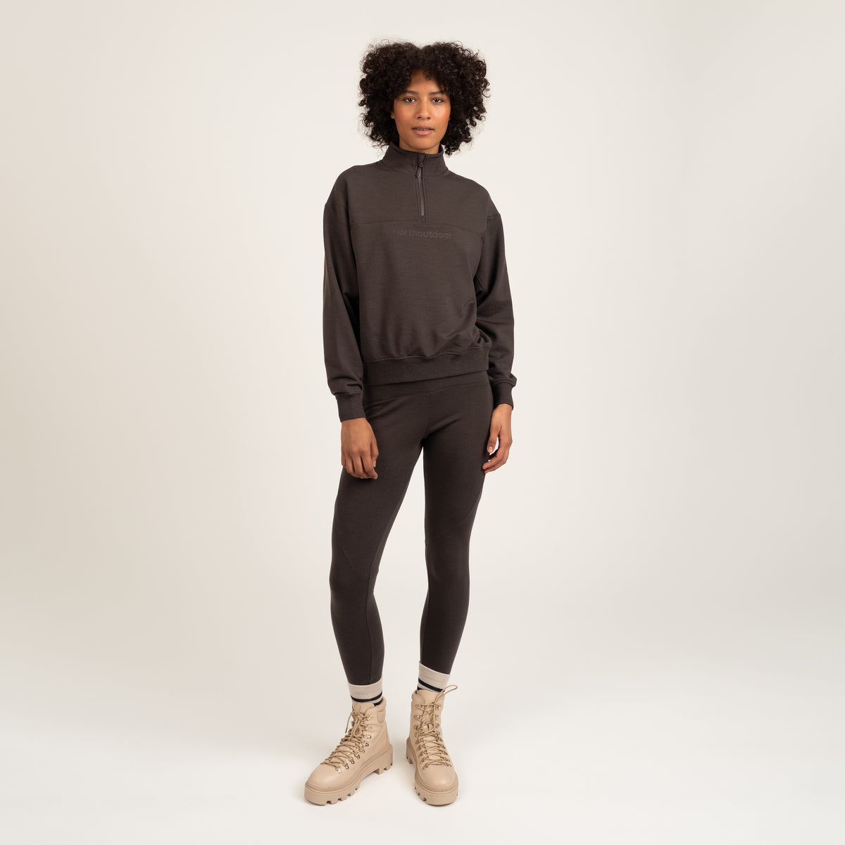 North Outdoor All day 250 naisten vetoketjullinen merinopusero Freja värissä espresso, mulesing-vapaa merinovilla. Suunniteltu Suomessa. - Malli on 180 cm ja käyttää kokoa S