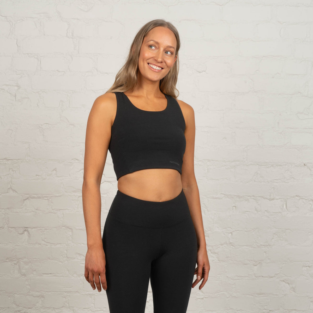 North Outdoor Lena merino bra top W värissä musta, mulesing-vapaa merinovilla. Suunniteltu Suomessa. - Malli on 174 cm ja käyttää kokoa S