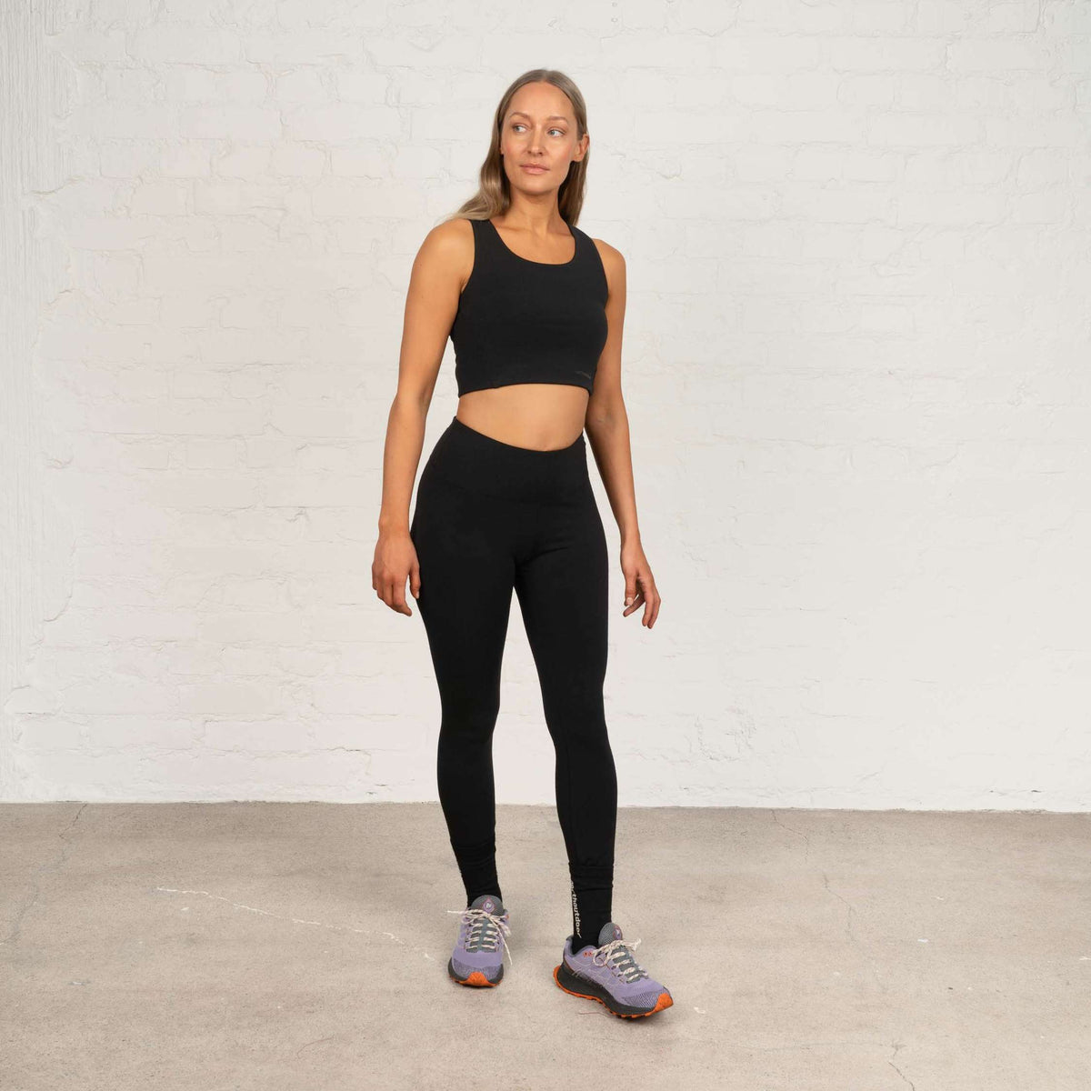 North Outdoor Lena merino bra top W värissä musta, mulesing-vapaa merinovilla. Suunniteltu Suomessa. - Malli on 174 cm ja käyttää kokoa S