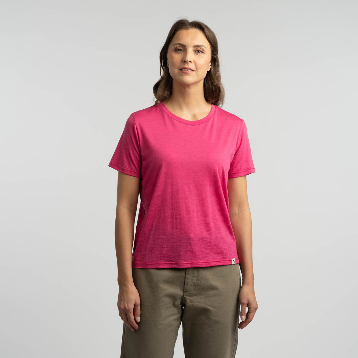 North Outdoor Nora merino T-paita W värissä pinkki, mulesing-vapaa merinovilla. Suunniteltu Suomessa. - Malli on 175 cm ja käyttää kokoa M