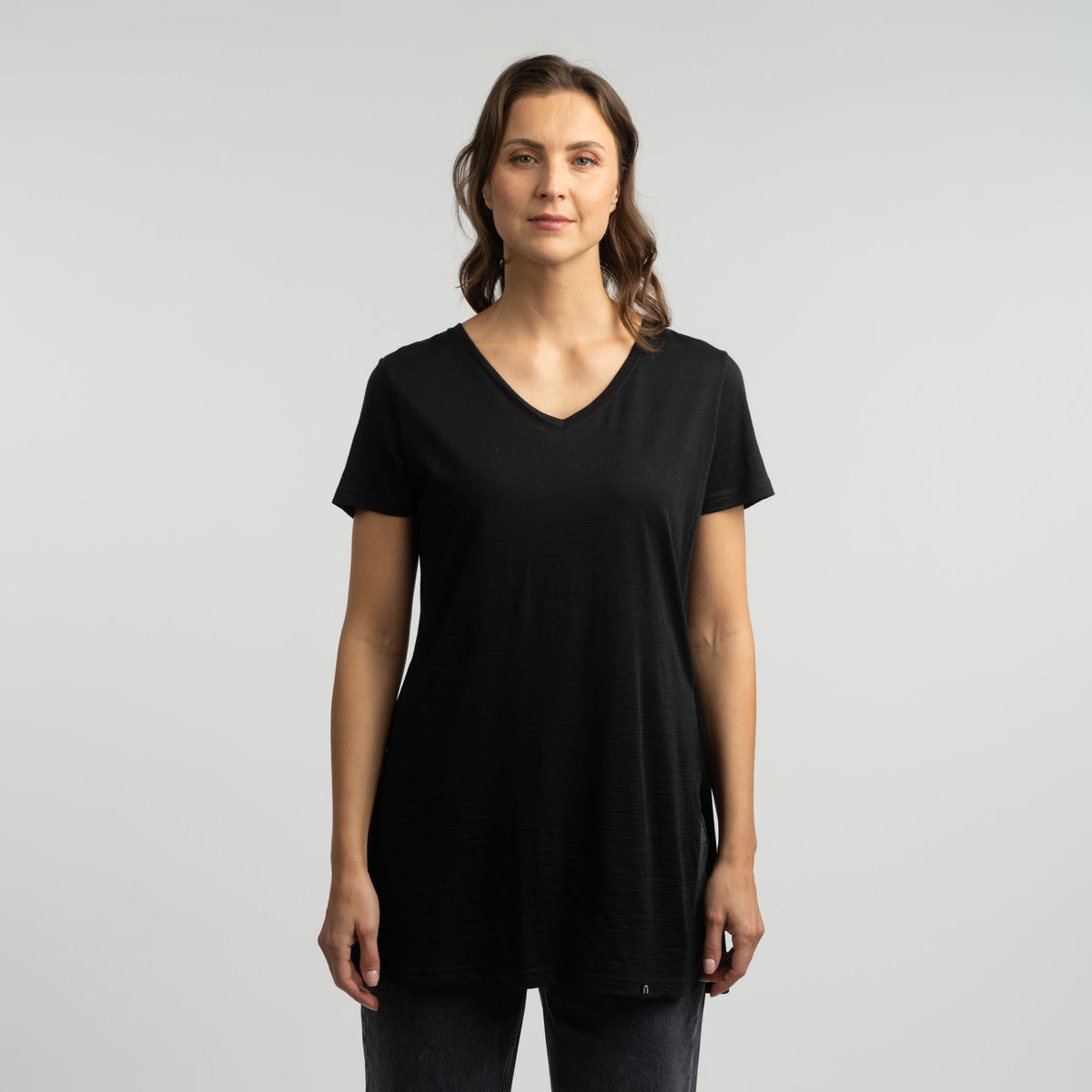 North Outdoor Olivia merino T-paita W värissä musta, mulesing-vapaa merinovilla. Suunniteltu Suomessa. - Malli on 175 cm ja käyttää kokoa S