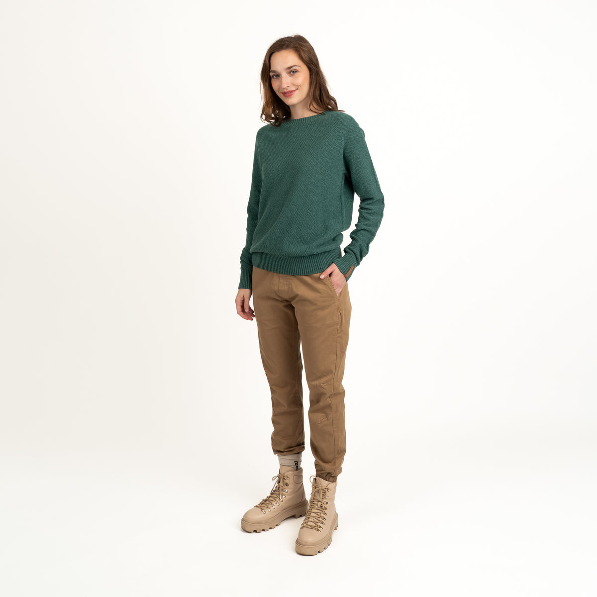 North Outdoor Kuohu Damen Merinostrickpullover in Pistazienfarbe, Mulesing-frei Merinowolle. Hergestellt in Finnland. - Das Model ist 175 cm groß und trägt Größe S