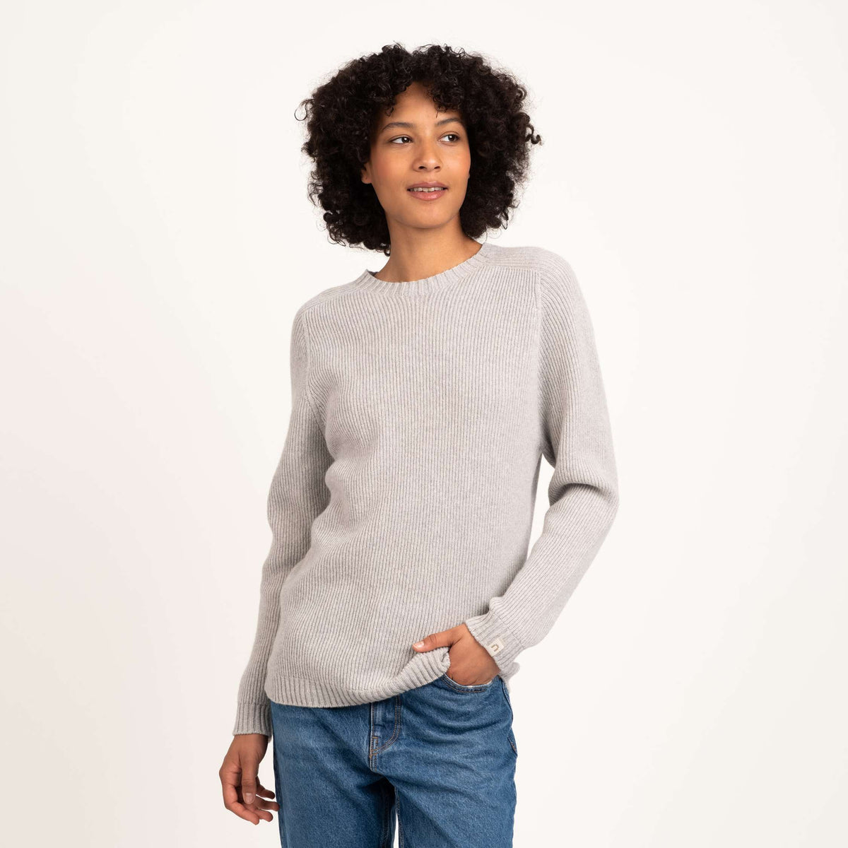 North Outdoor Kinos Damen Merinowollpullover in der Farbe Wolken grau, Mulesing-frei Merinowolle. Hergestellt in Finnland. - Das Model ist 180 cm groß und trägt Größe S