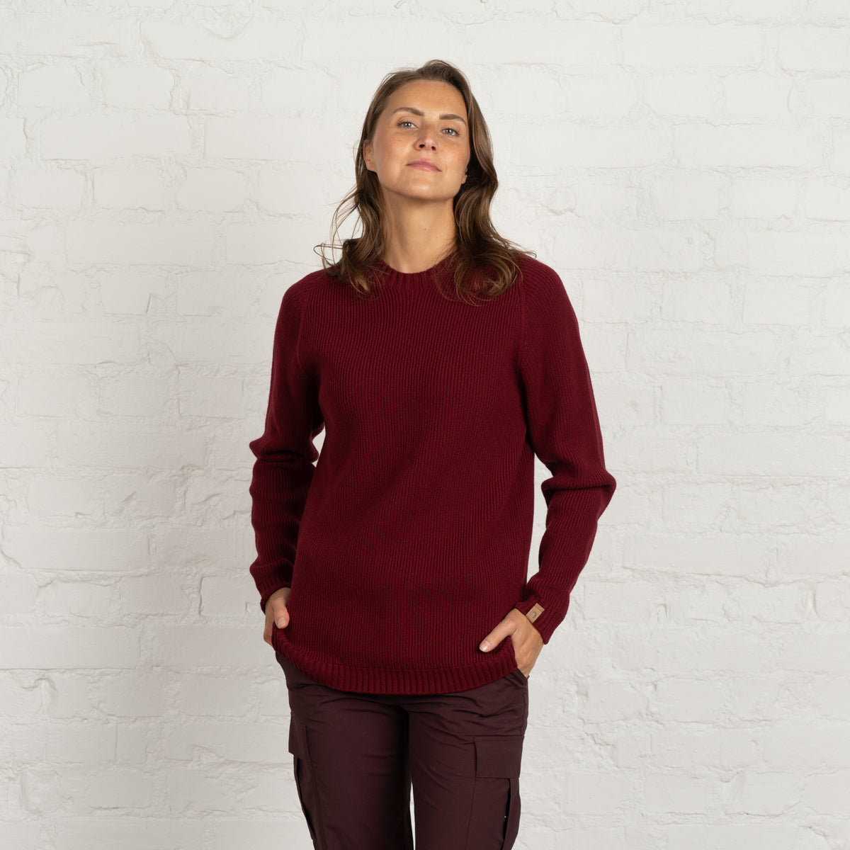 North Outdoor Maglione in lana merino Kinos da donna nel colore mirtillo rosso, mulesing-free Lana merino. Prodotto in Finlandia. - Il modello è alto 175 cm e indossa la taglia M