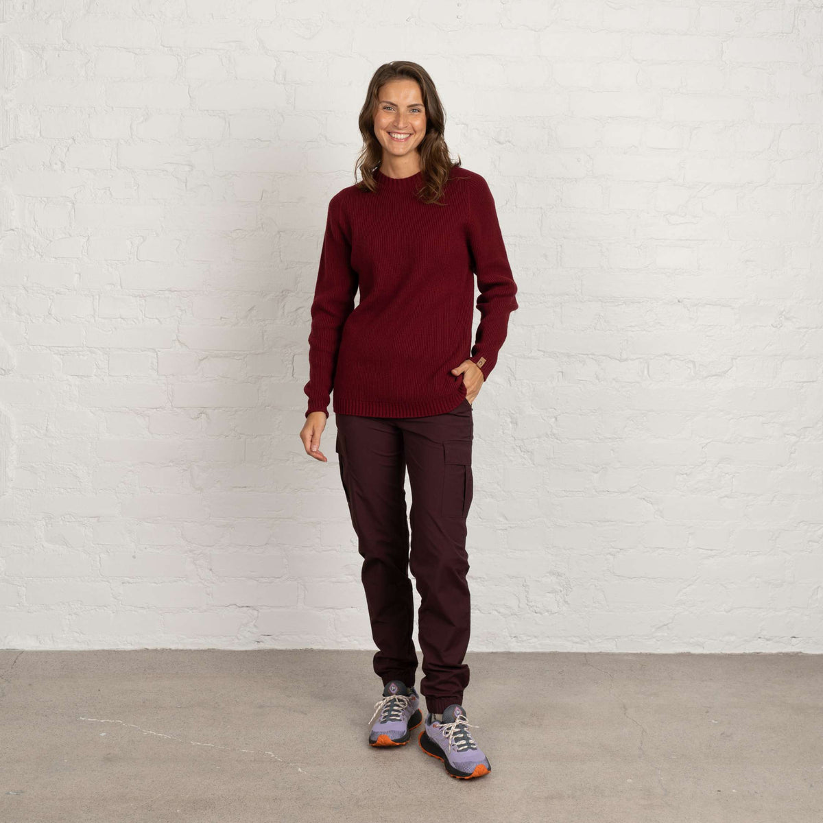 North Outdoor Kinos Dames merinowollen trui in de kleur cranberry, mulesing-vrij merinowol. Gemaakt in Finland. - Het model is 175 cm lang en draagt maat M