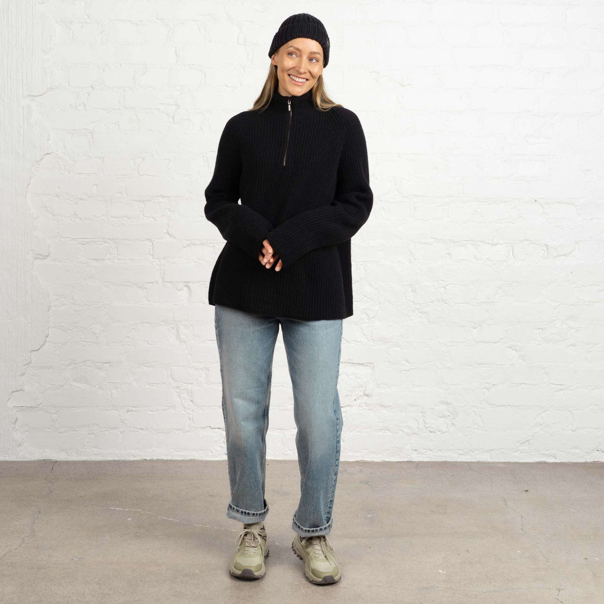 North Outdoor Magnolia Half Zip Merinoneule W värissä hiilenmusta, mulesing-vapaa merinovilla. Valmistettu Suomessa. - Malli on 174 cm ja käyttää kokoa M