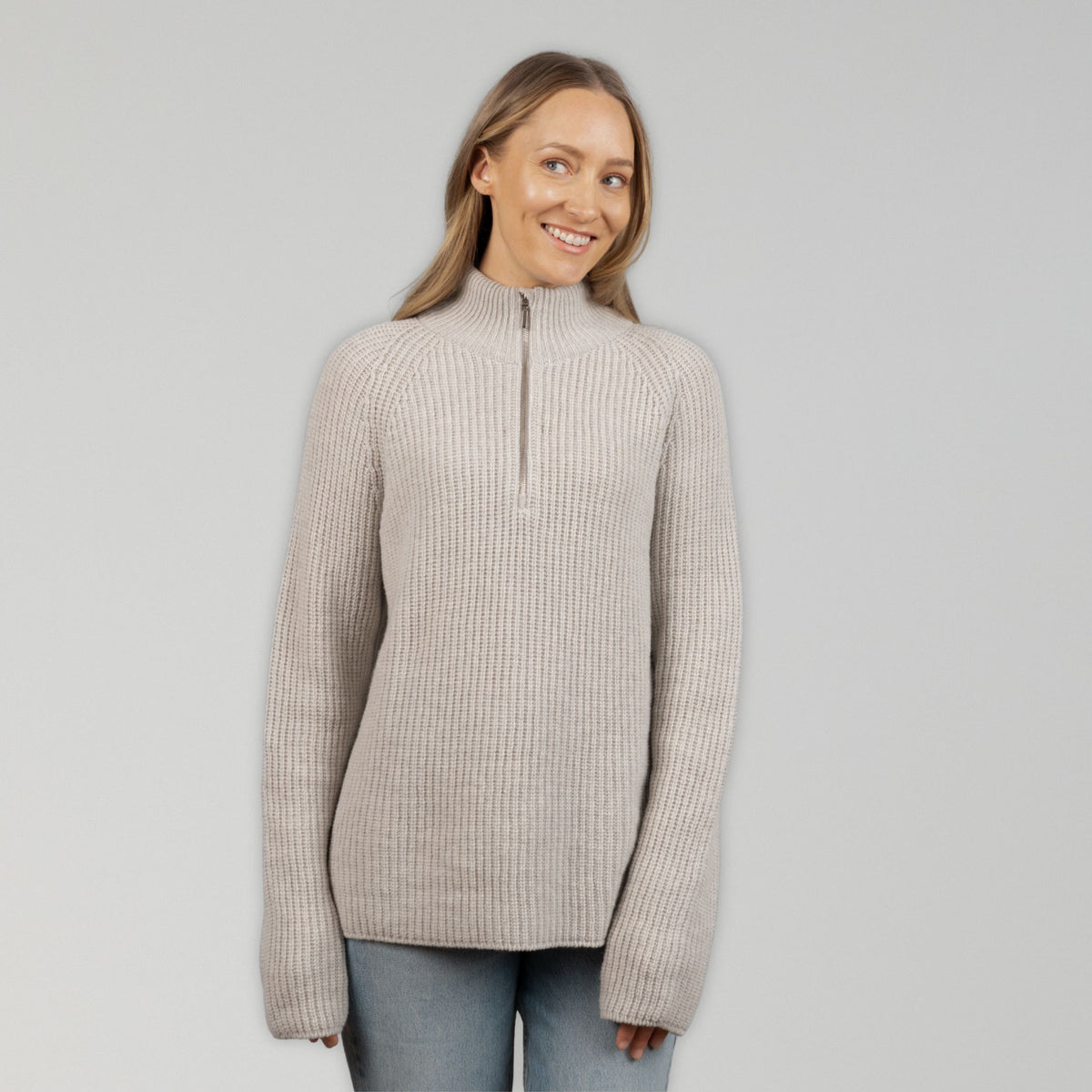 North Outdoor Magnolia naisten half zip merinoneulepusero värissä puuronharmaa, mulesing-vapaa merinovilla. Valmistettu Suomessa. -