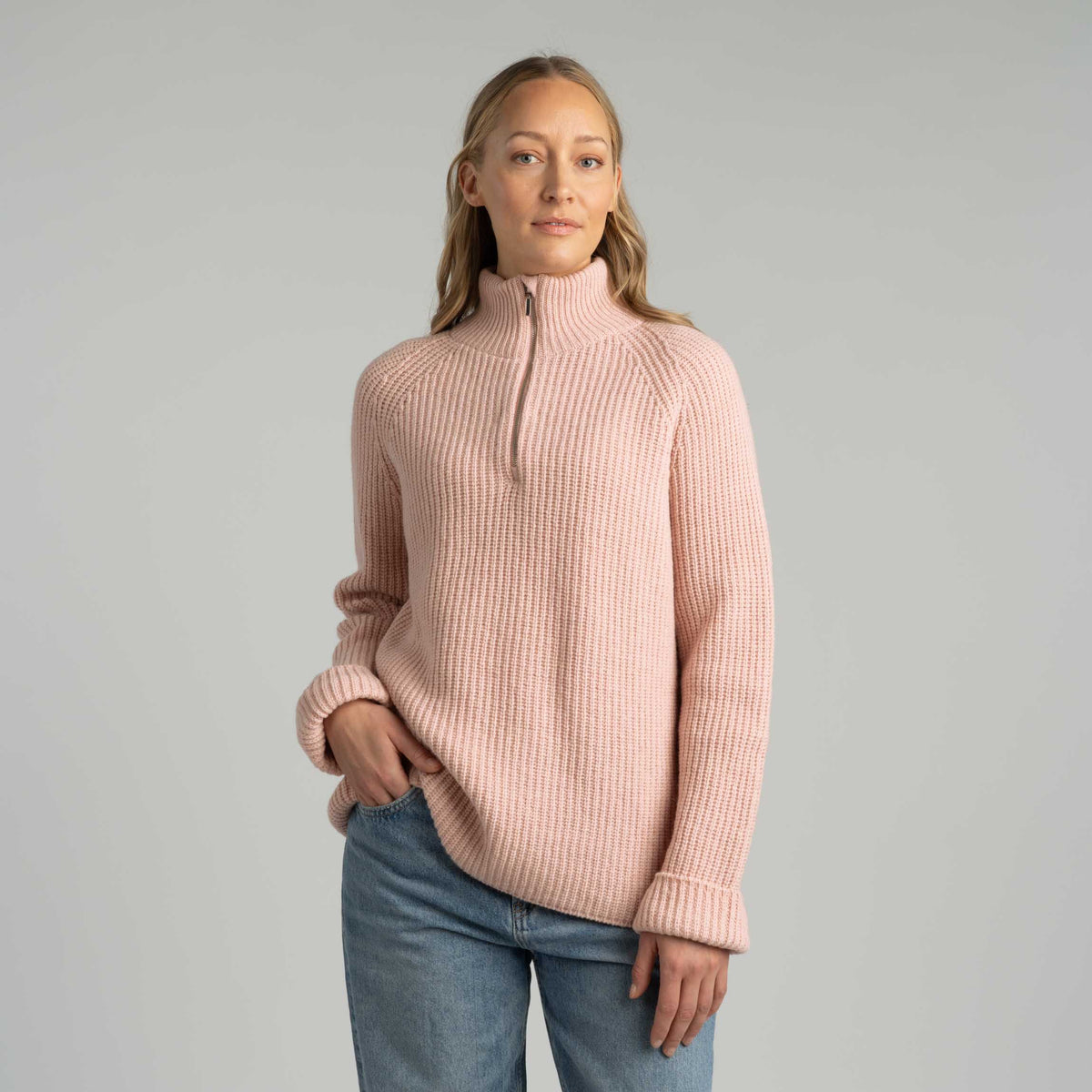 North Outdoor Magnolia naisten half zip merinoneulepusero värissä puuteriroosa, mulesing-vapaa merinovilla. Valmistettu Suomessa. - Malli on 174 cm ja käyttää kokoa M