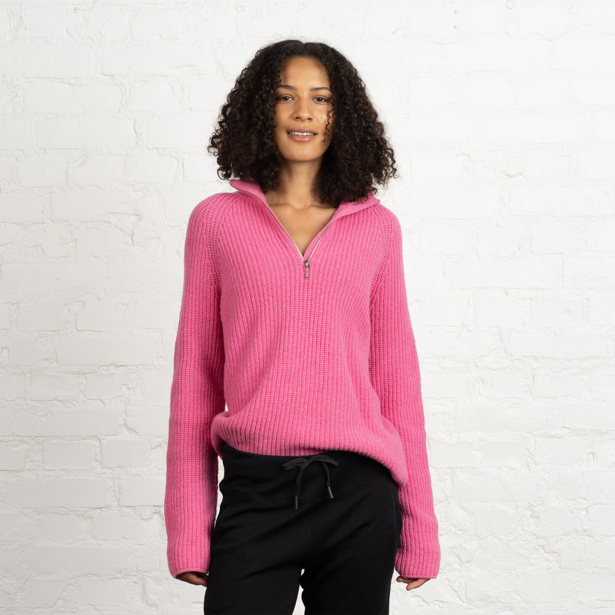North Outdoor Magnolia Half Zip Merinoneule W värissä pioninpunainen, mulesing-vapaa merinovilla. Valmistettu Suomessa. -