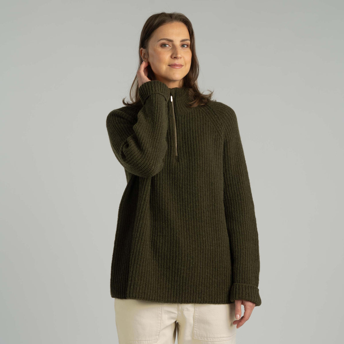 North Outdoor Magnolia naisten half zip merinoneulepusero värissä tumma oliivi, mulesing-vapaa merinovilla. Valmistettu Suomessa. - Malli on 175 cm ja käyttää kokoa M