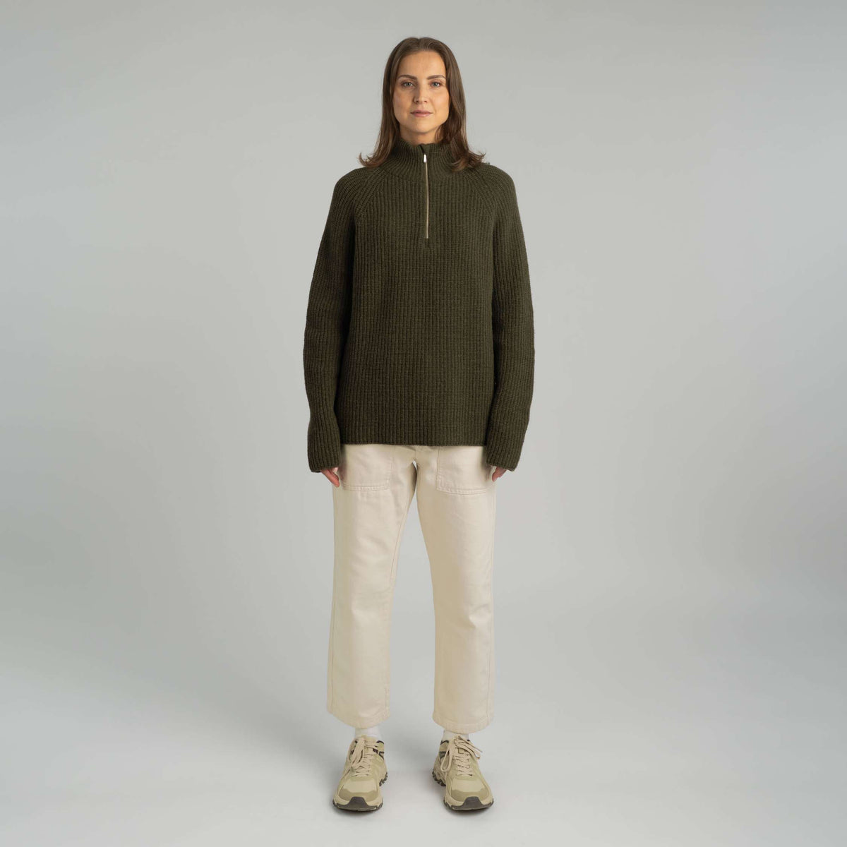 North Outdoor Magnolia naisten half zip merinoneulepusero värissä tumma oliivi, mulesing-vapaa merinovilla. Valmistettu Suomessa. - Malli on 175 cm ja käyttää kokoa M