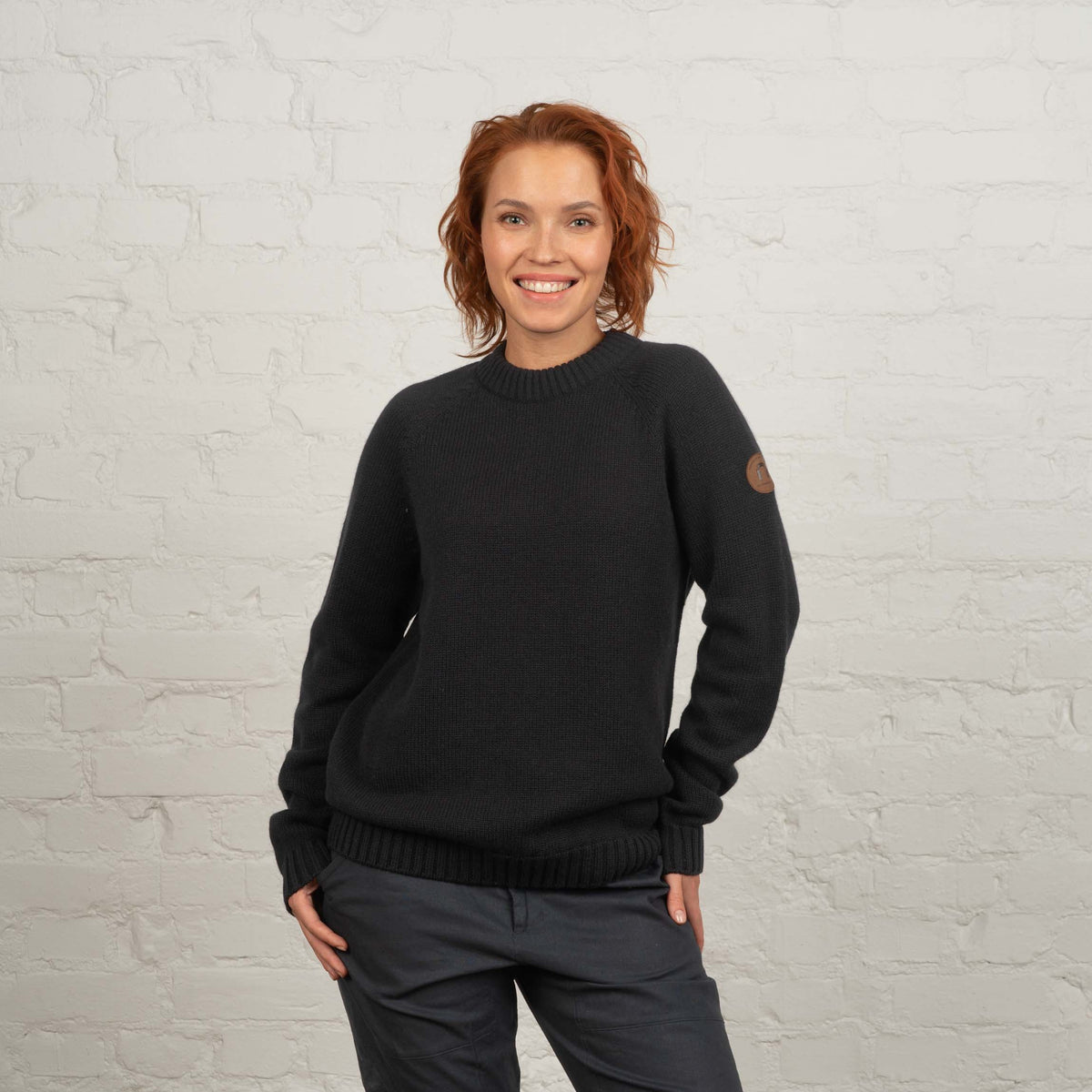 North Outdoor Pull en laine mérinos Viima femme de couleur noir charbon, sans mulesing Laine mérinos. Fabriqué en Finlande. - Le modèle mesure 173 cm et porte la taille M
