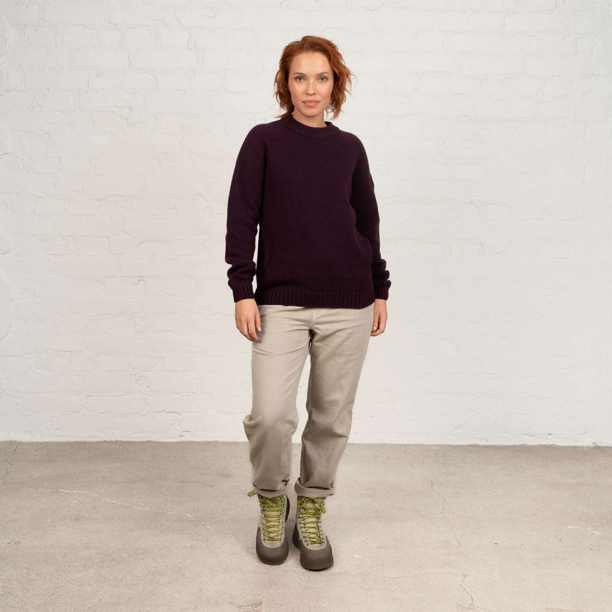 North Outdoor Viima Damen Merinowollpullover in der Farbe Schwarze Johannisbeere, Mulesing-frei Merinowolle. Hergestellt in Finnland. - Das Model ist 173 cm groß und trägt Größe M