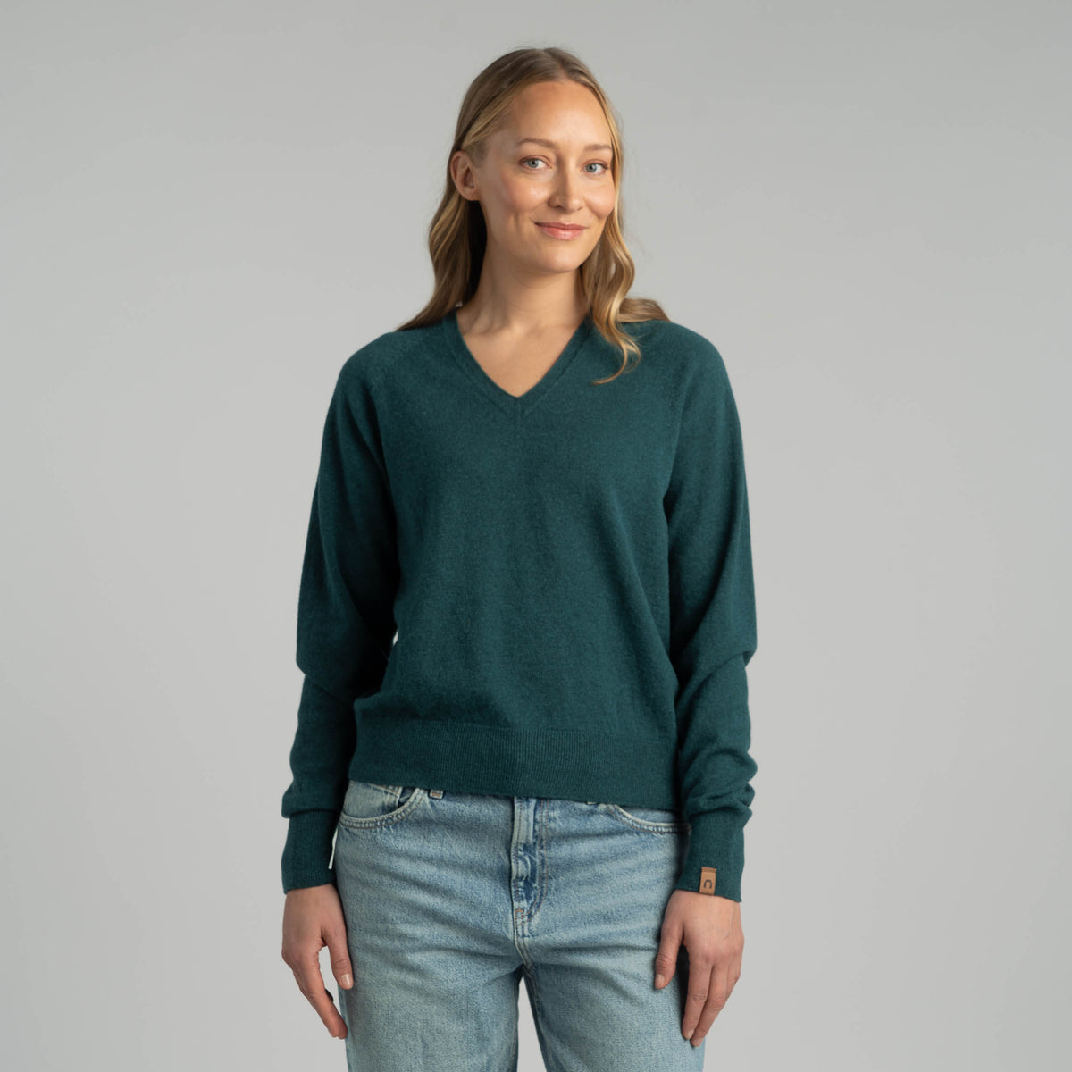 North Outdoor Kide da donna Maglione in maglia di merino con scollo a V nel colore pavone Blu, mulesing-free Lana merino. Prodotto in Finlandia. - La modella è alta 174 cm e indossa la taglia M