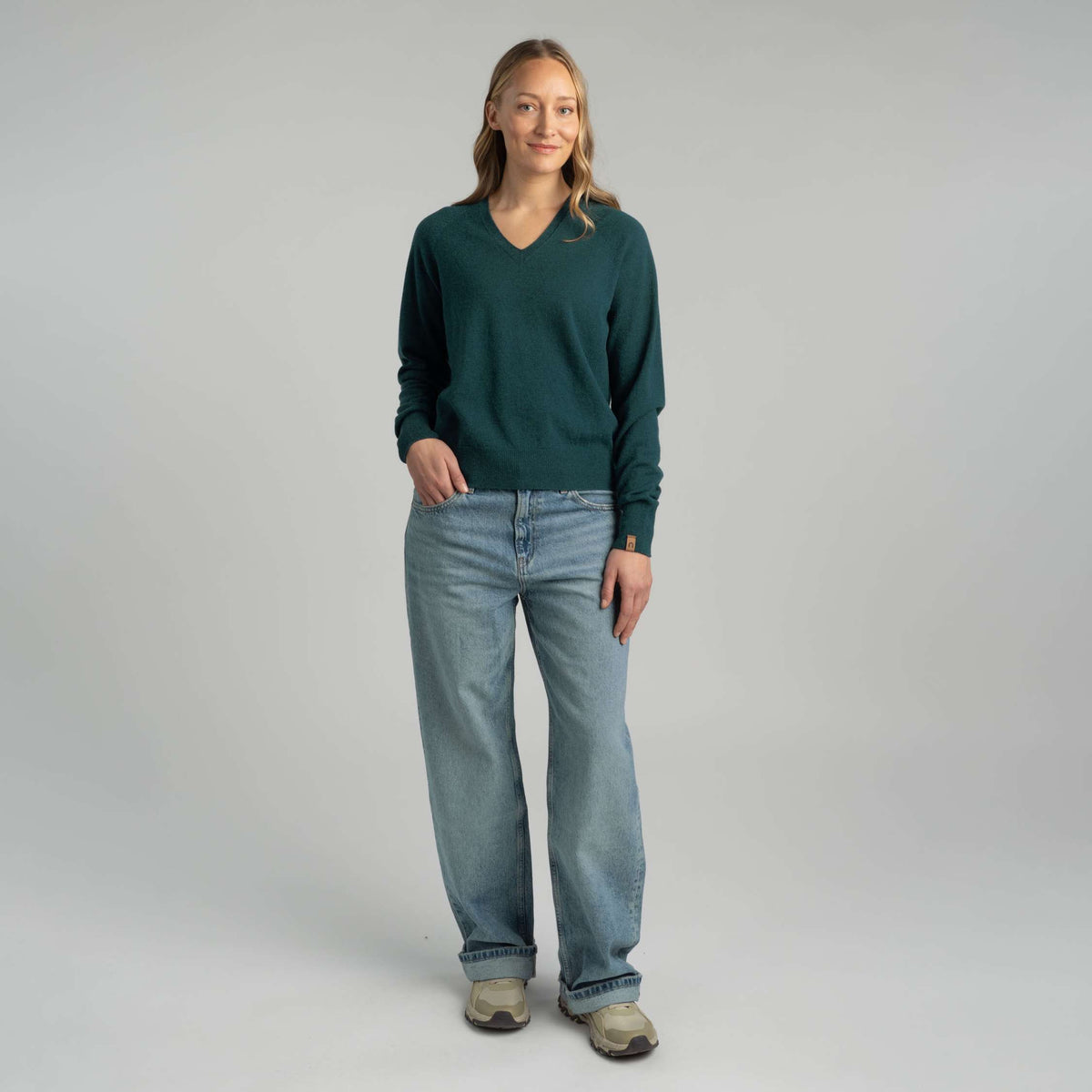 North Outdoor Kide naisten V-neck merinoneulepusero värissä riikinkukon sininen, mulesing-vapaa merinovilla. Valmistettu Suomessa. - Malli on 174 cm ja käyttää kokoa M