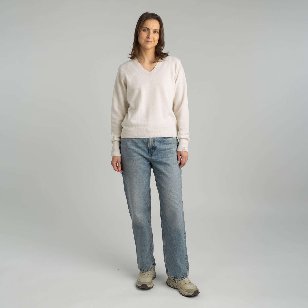 North Outdoor Kide naisten V-neck merinoneulepusero värissä lumenvalkoinen, mulesing-vapaa merinovilla. Valmistettu Suomessa. - Malli on 175 cm ja käyttää kokoa M