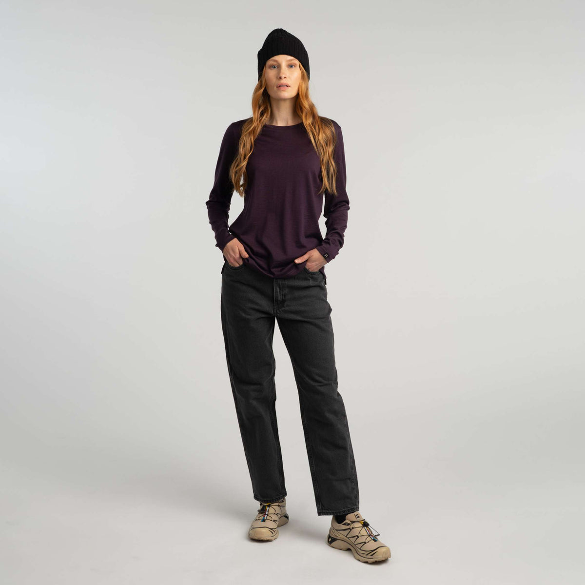 North Outdoor Julia naisten pitkähihainen merino T-paita värissä munakoiso, mulesing-vapaa merinovilla. Suunniteltu Suomessa. - Malli on 173 cm ja käyttää kokoa S