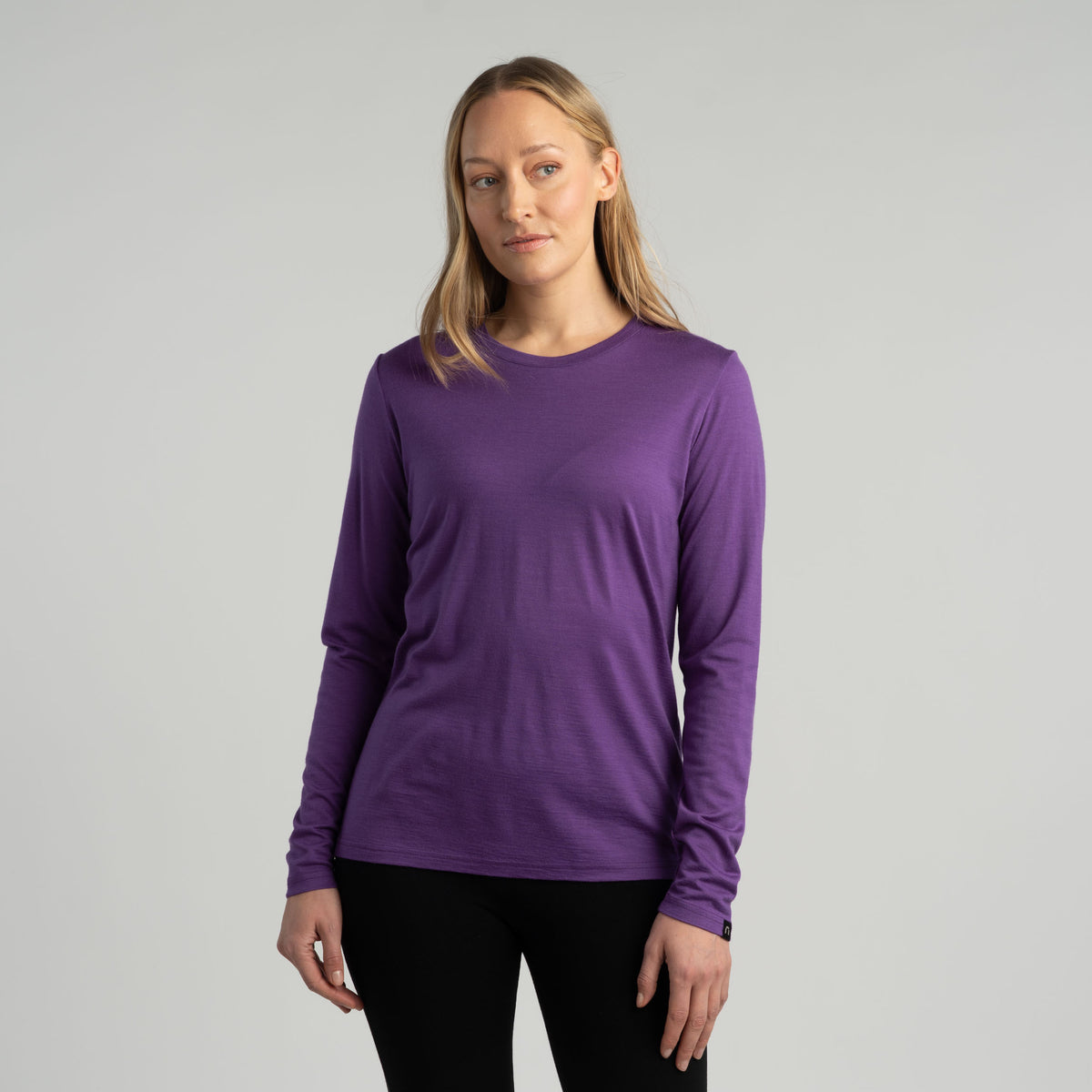 North Outdoor Julia naisten pitkähihainen merino T-paita värissä violetti, mulesing-vapaa merinovilla. Suunniteltu Suomessa. - Malli on 174 cm ja käyttää kokoa S
