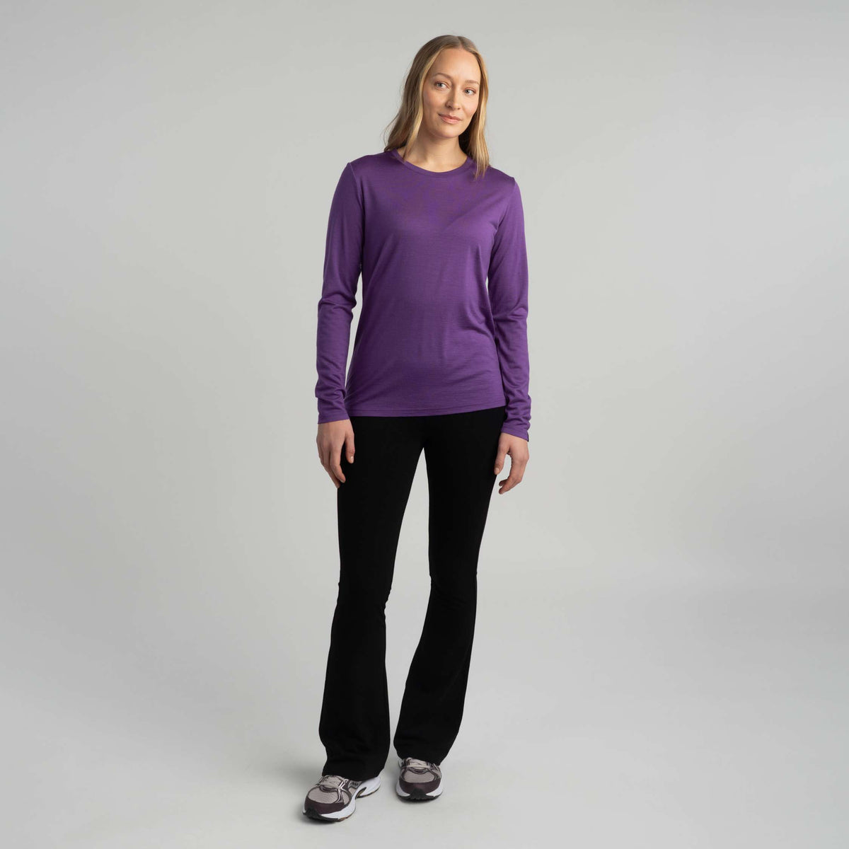 North Outdoor Julia naisten pitkähihainen merino T-paita värissä violetti, mulesing-vapaa merinovilla. Suunniteltu Suomessa. - Malli on 174 cm ja käyttää kokoa S