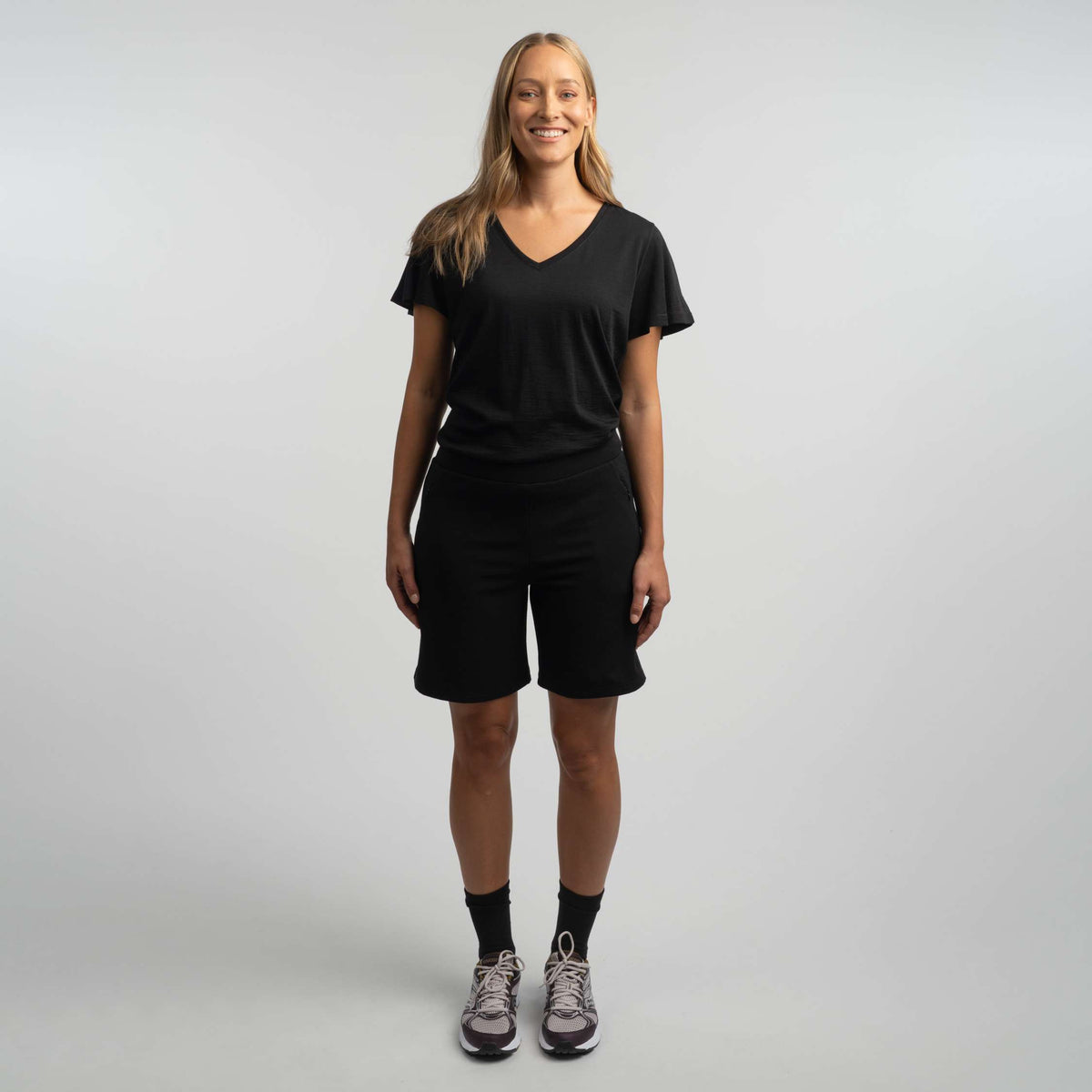 North Outdoor Linnea merinoshortsit W värissä musta, mulesing-vapaa merinovilla. Suunniteltu Suomessa. - Malli on 174 cm ja käyttää kokoa S