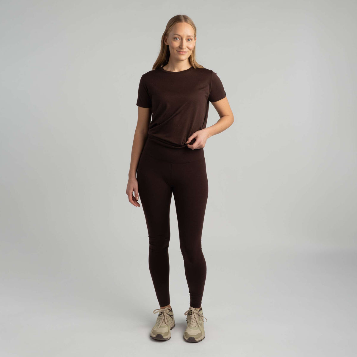 North Outdoor Ariel naisten merinoleggingsit värissä suklaa, mulesing-vapaa merinovilla. Suunniteltu Suomessa. - Malli on 174 cm ja käyttää kokoa S