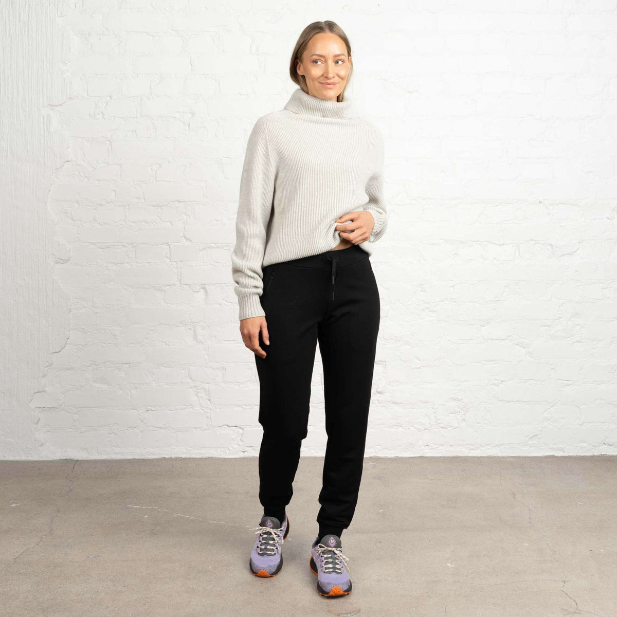 North Outdoor Fiona merinofleece housut W värissä musta, mulesing-vapaa merinovilla. Suunniteltu Suomessa. - Malli on 174 cm ja käyttää kokoa S