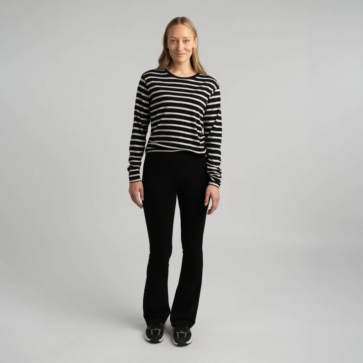 North Outdoor Aya naisten flared merinoleggingsit värissä musta, mulesing-vapaa merinovilla. Suunniteltu Suomessa. - Malli on 174 cm ja käyttää kokoa S / LONG