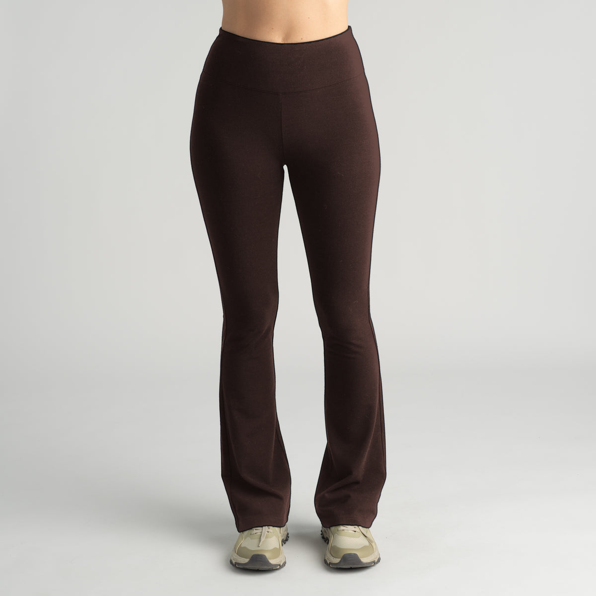 North Outdoor Aya naisten flared merinoleggingsit värissä suklaa, mulesing-vapaa merinovilla. Suunniteltu Suomessa. - Malli on 174 cm ja käyttää kokoa S / LONG
