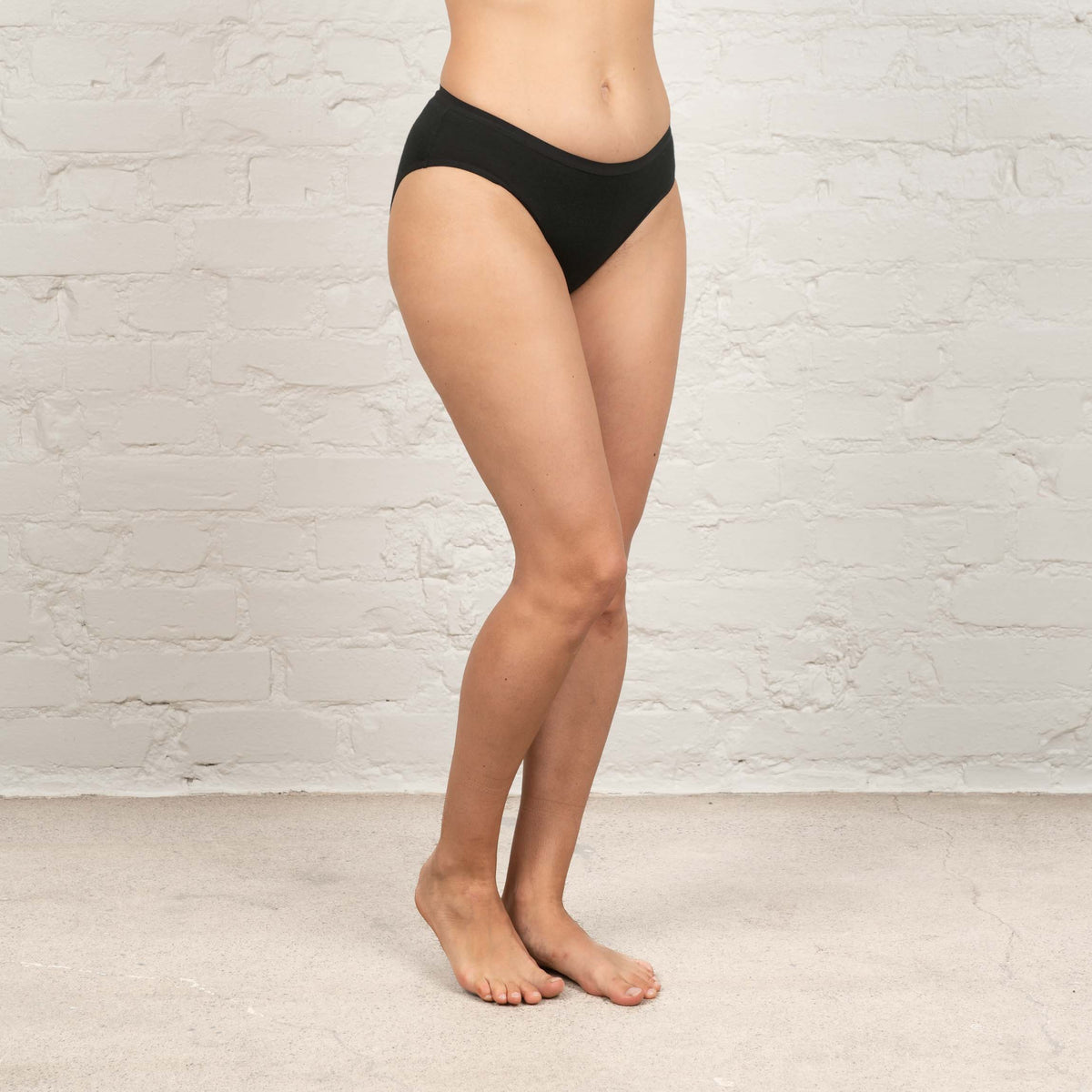 North Outdoor Ines merino brief W värissä musta, mulesing-vapaa merinovilla. Suunniteltu Suomessa. - Malli on 174 cm ja käyttää kokoa M