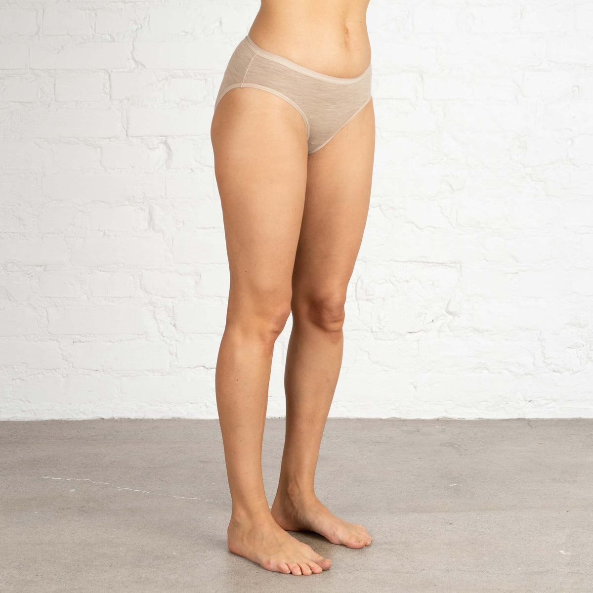 North Outdoor Ines merino brief W värissä shampanja, mulesing-vapaa merinovilla. Suunniteltu Suomessa. - Malli on 174 cm ja käyttää kokoa S